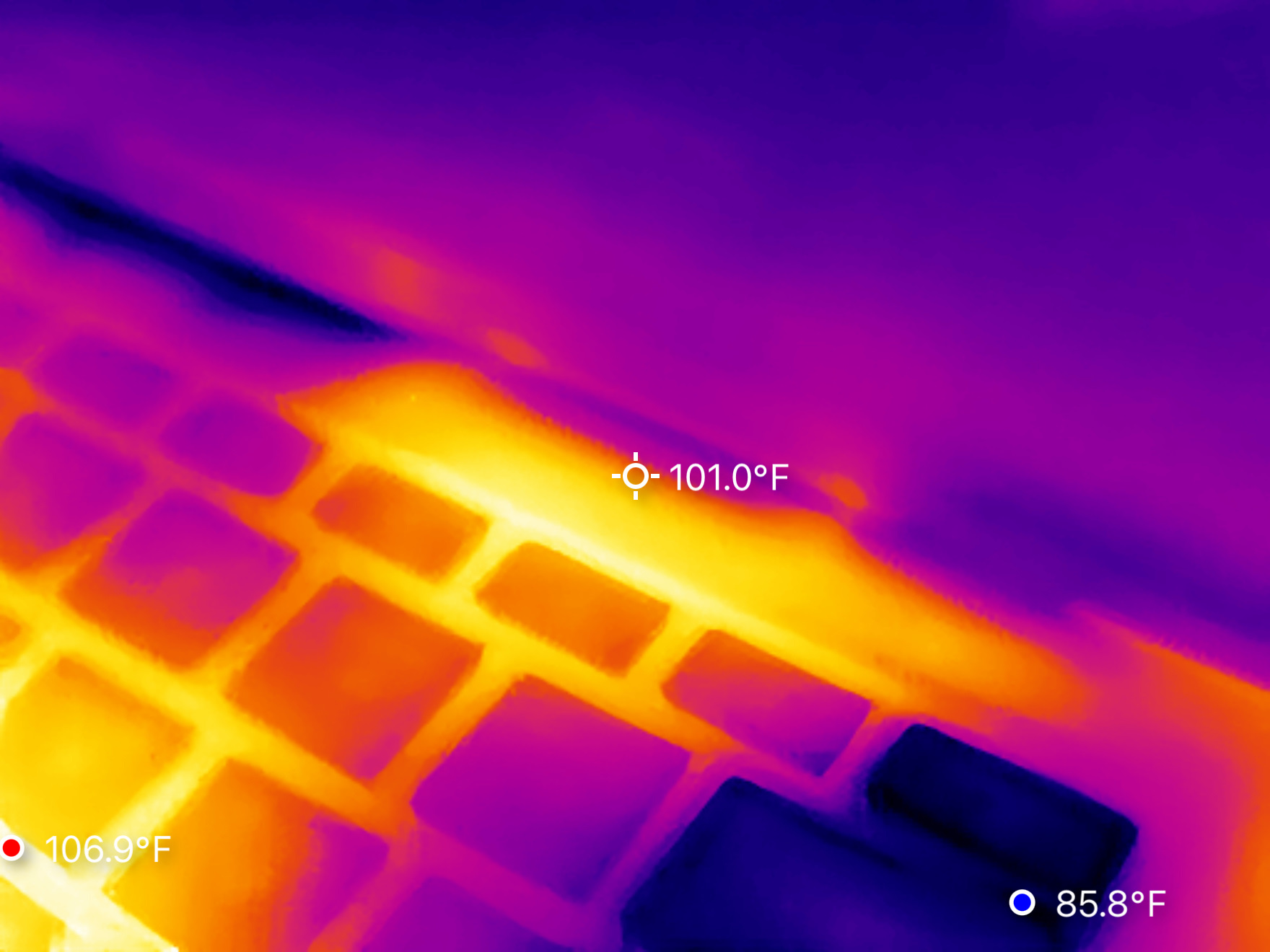 Thermal Master P3 image of laptop overheating.