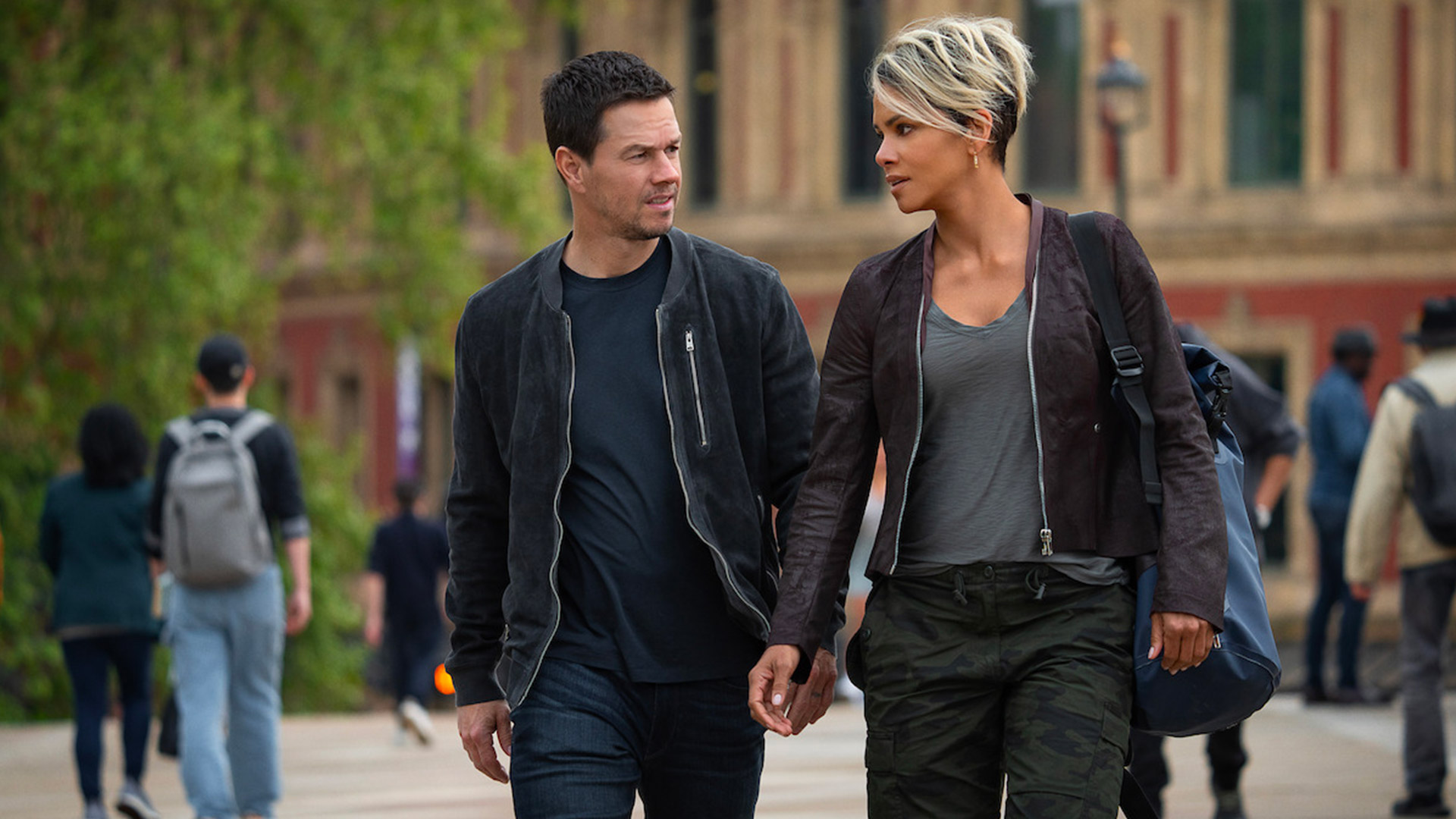 A scene from The Union of Mark Wahlberg and Halle Berry