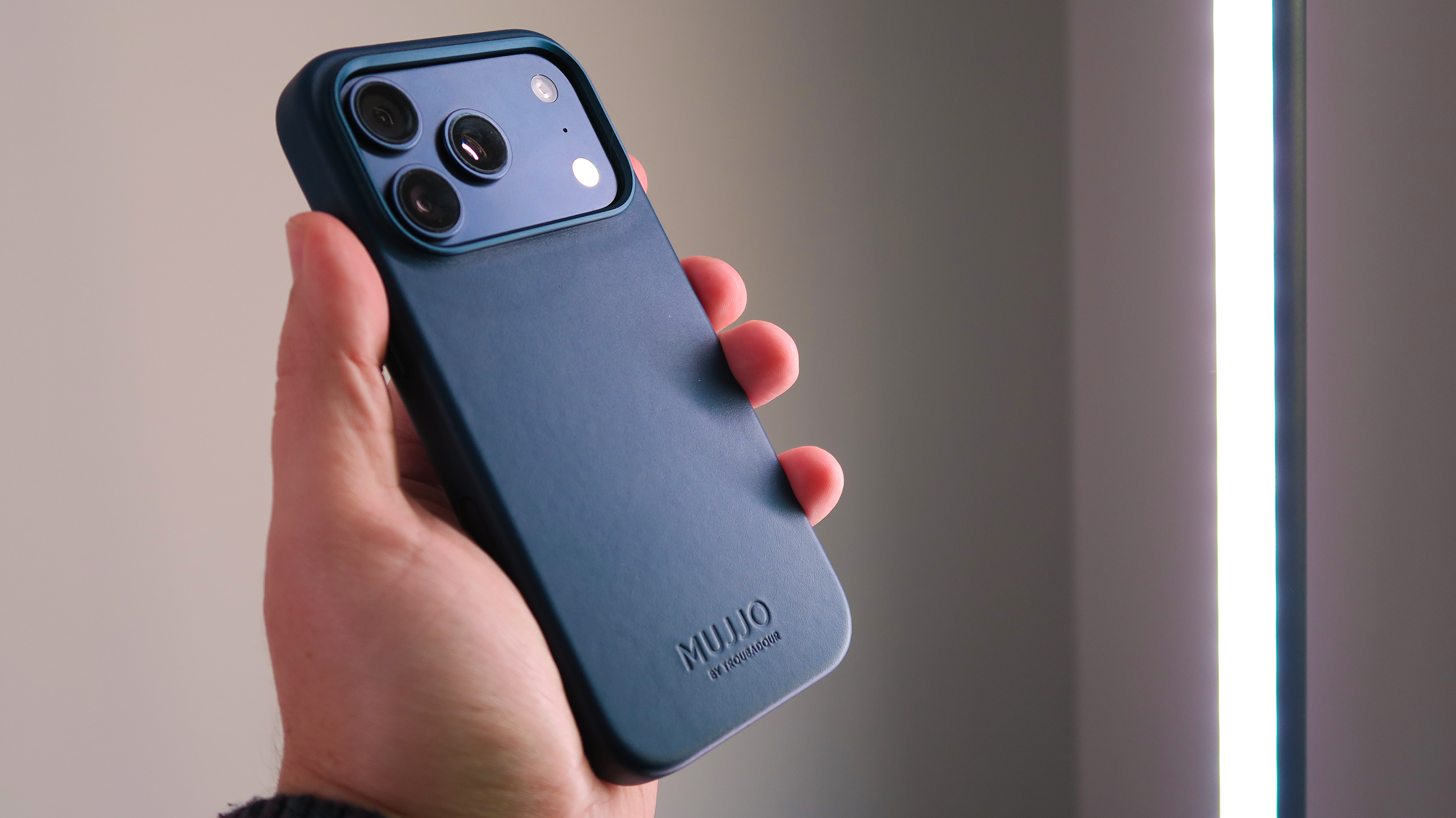 iPhone 17 series case roundup Mujjo handheld