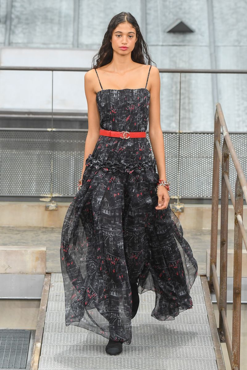 Fashion model, Fashion, Clothing, Fashion show, Runway, Dress, Haute couture, Shoulder, Waist, Fashion design,