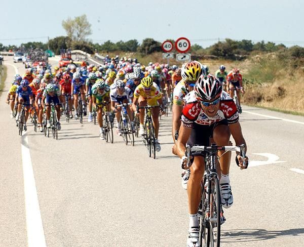 The bunch catches an early break after the first descent