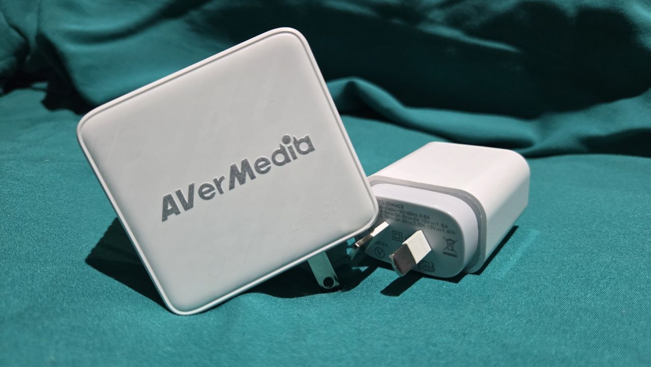 AVerMedia Elite Go GC313Pro on a turquoise sheet with cables.