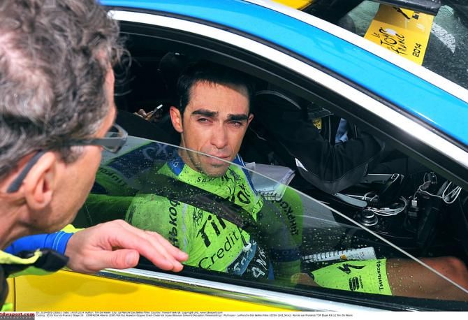 Alberto Contador in the team car after pulling out