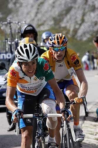 Roberto Heras shows the strain as Denis Menchov maintains the poker face