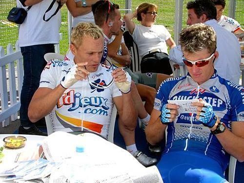 Rogers, right, kicking back with fellow Aussie Baden Cooke at the Dauphin&eacute; Photo: &copy; www.velofotopro.fr.st
