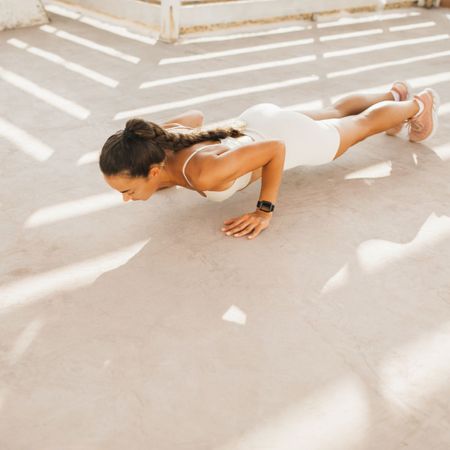 How long to hold a plank: A woman doing a plank