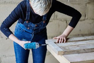 how to build a pallet bench: drilling