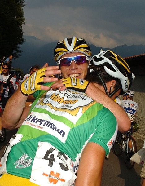 Mark Cavendish gives a hug to green jersey Bernhard Eisel