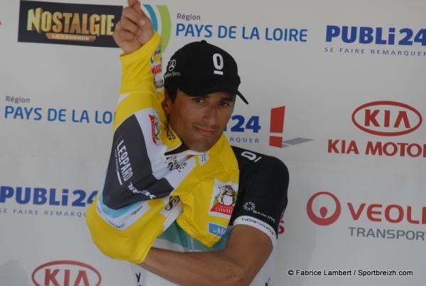 Bennati pulls on the leader's jersey