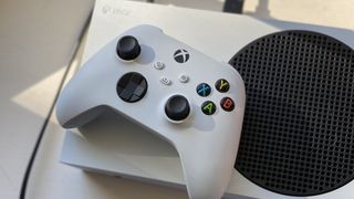 Die Xbox Series S Konsole in weiß mit weißem Xbox Controller. Bisher nur in der Lage digitale Inhalte abzurufen.