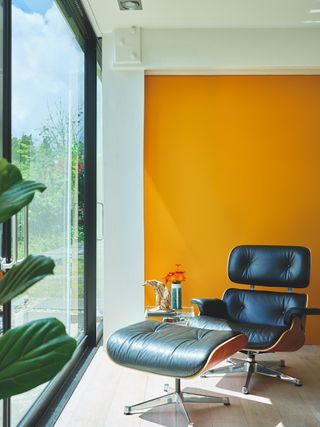 Yellow retro living room by Farrow & Ball