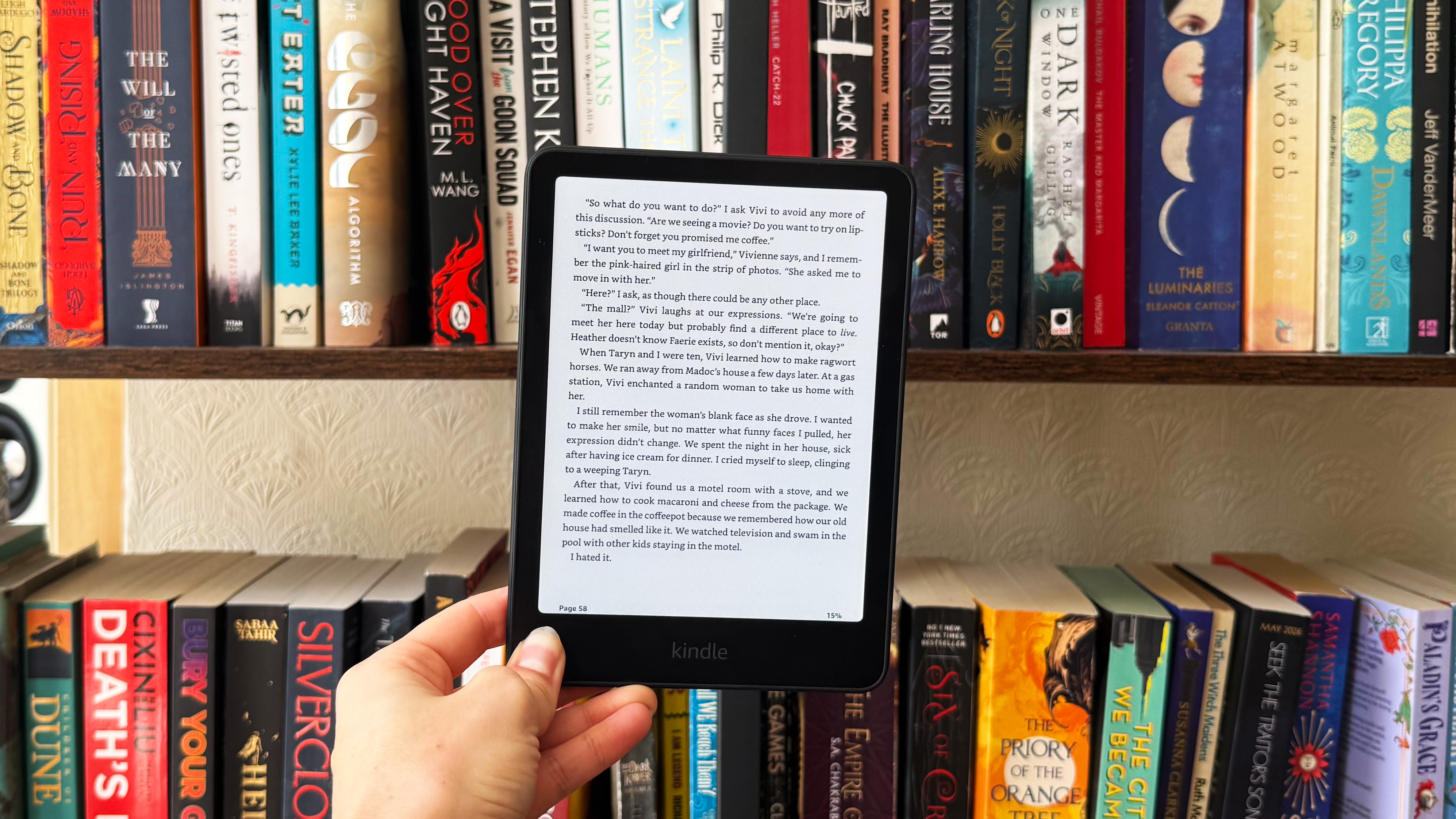 Kindle Colorsoft 2026 در زیر نور مستقیم خورشید عکاسی شده است