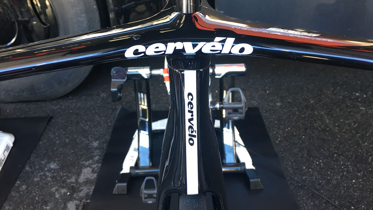 The external steerer at the front end of the bike features an hour-glass profile, a design shape often seen on aero bikes