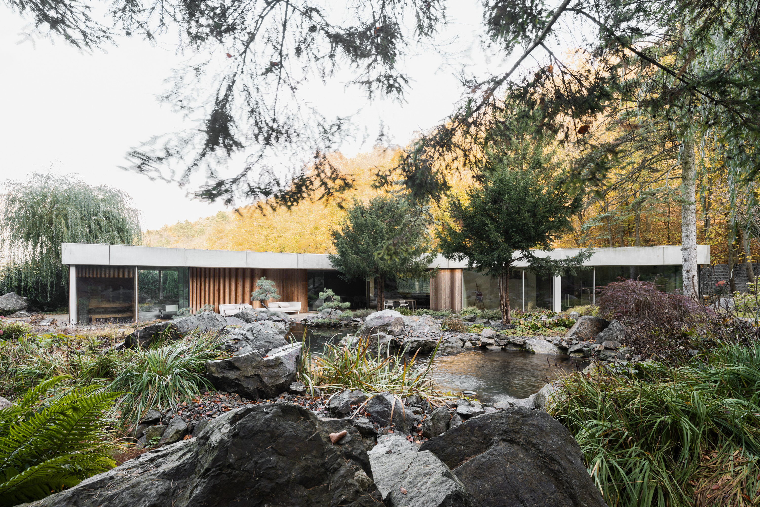 The single-storey Banánka house in the landscape