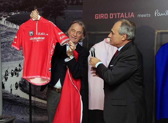 Designer Paul Smith and Gazzetta dello Sport's Andre Monti with the new points classification leader's jersey.