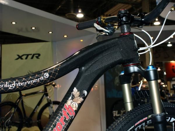 The swoopy top tube and down tube on the Enlightenment 29er mate up to a tapered head tube.