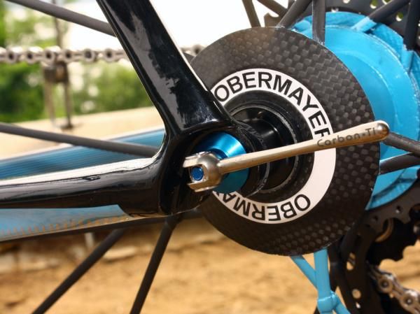The rear dropouts offer lots of contact area for the stays.