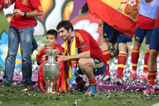 Raúl Albiol and his son poses with the Euro 2012 trophy after Spain's win over Italy in the 2012 final.