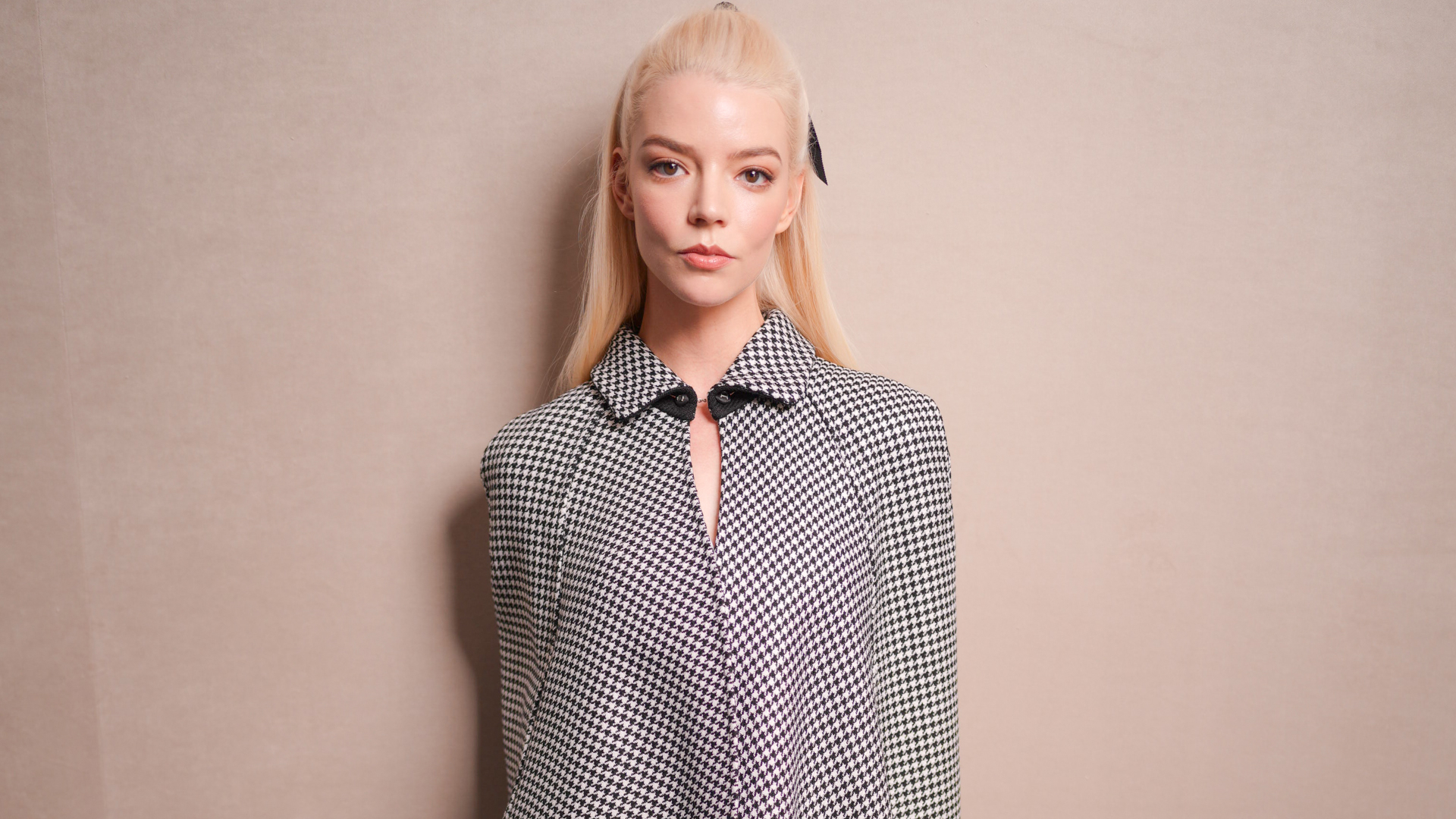 Anya Taylor Joy arrived at Jonathan Anderson&#039;s Dior Spring 2026 show during Paris Fashion Week