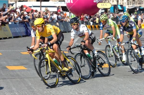 Bradley Wiggins (Team Sky) leads Mark Cavendish