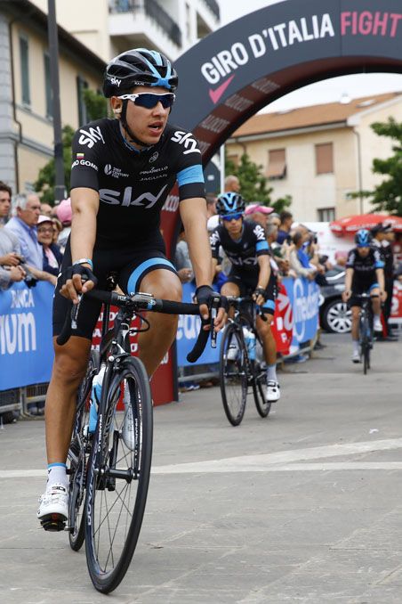 Sergio Henao rides to the start
