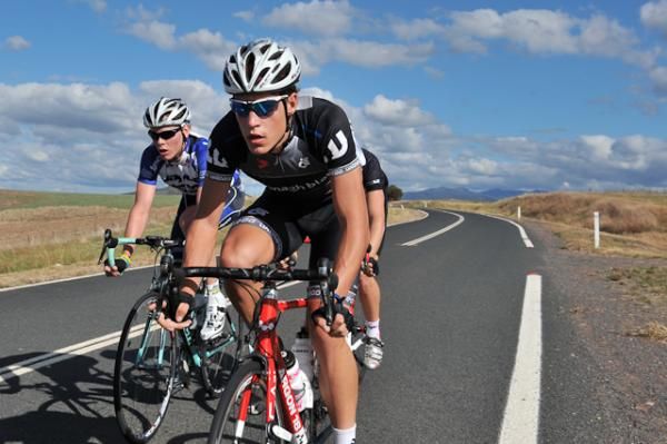 Adam Phelan (McDonagh Blake) looks calm in the lead bunch: how many thousands of kilometers must he have ridden on this his home course?