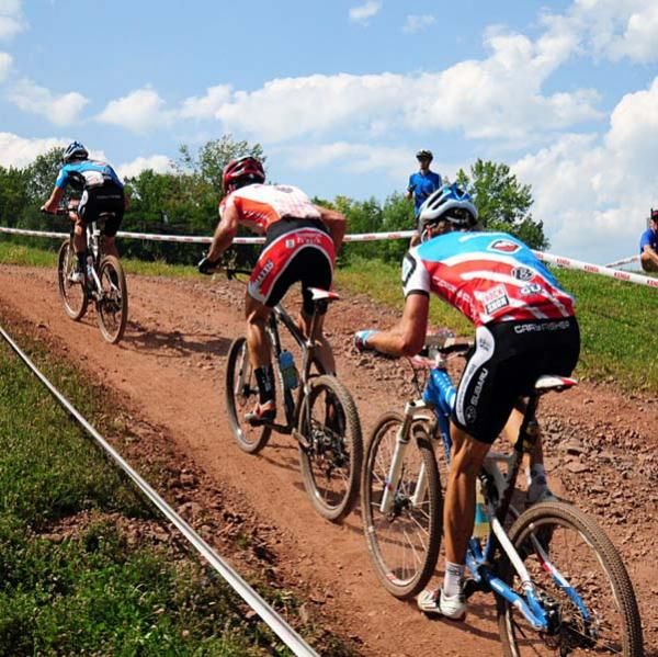 Sam Schultz, Geoff Kabush, Jeremy Horgan-Kobelski chase the leaders.