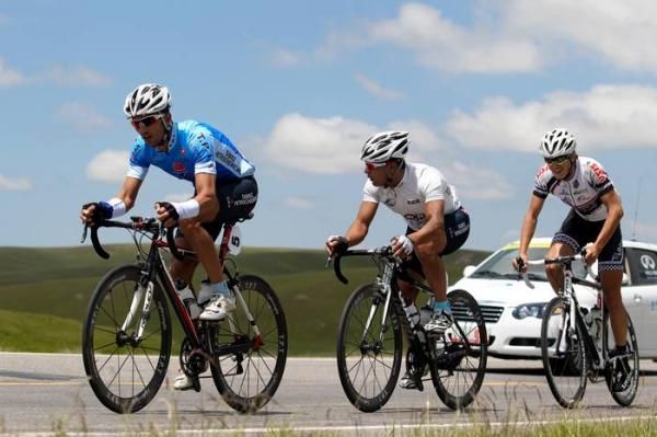 The three leaders were still looking strong with 25km to go.