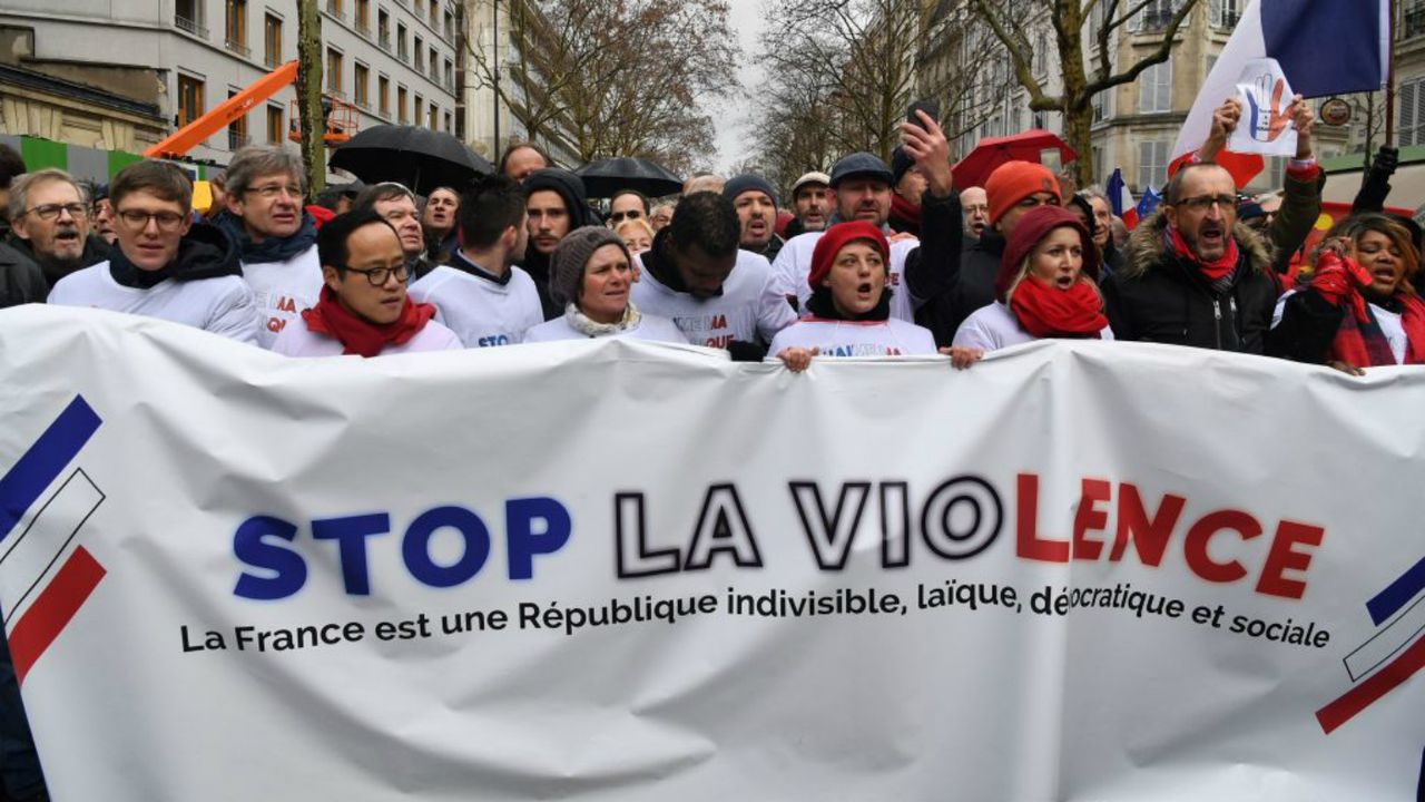 Red scarves protest