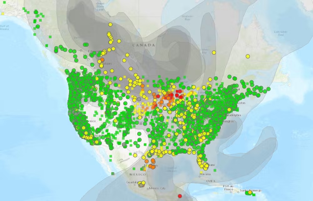 Map showing the wildfires in Canada and the smoke reaching the United States.