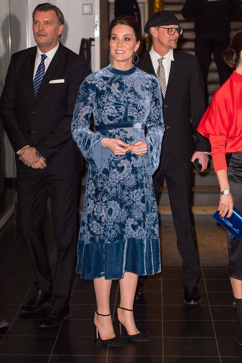 Event, Fashion, Dress, Formal wear, Suit, Electric blue, Fashion design, Ceremony, Premiere, Haute couture,