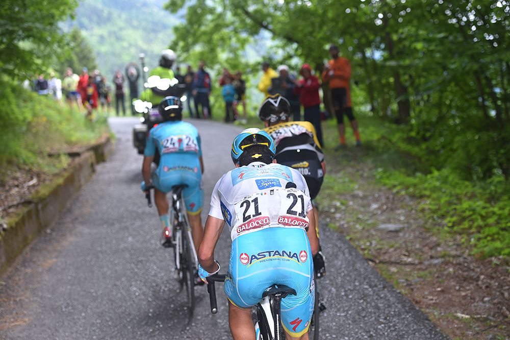 Fabio Aru begins to lose ground