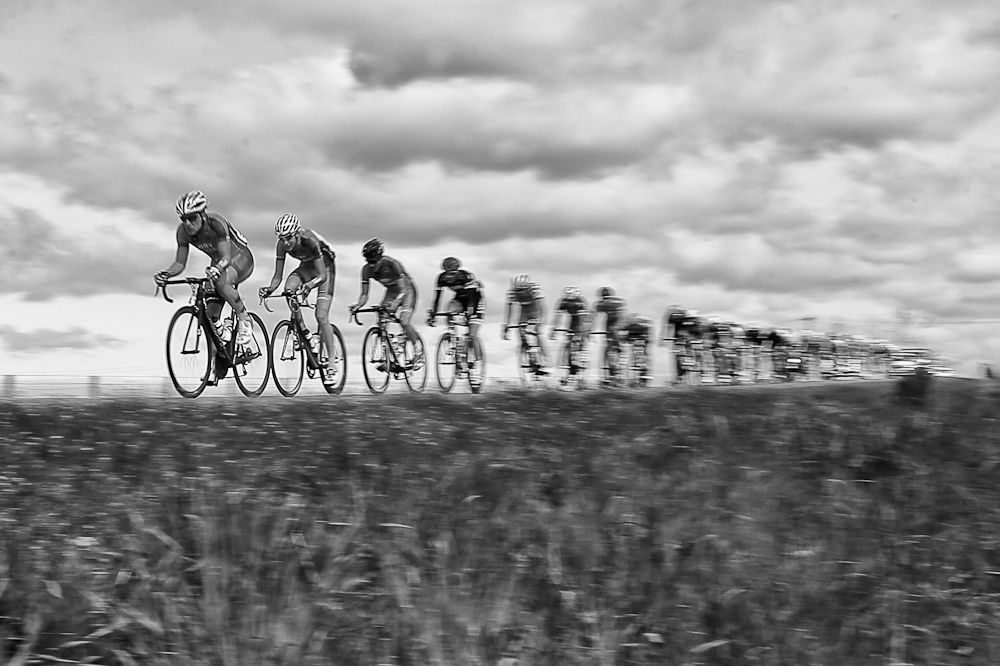 The main peloton heads to Gore during stage five of the 2015 Tour of Southland