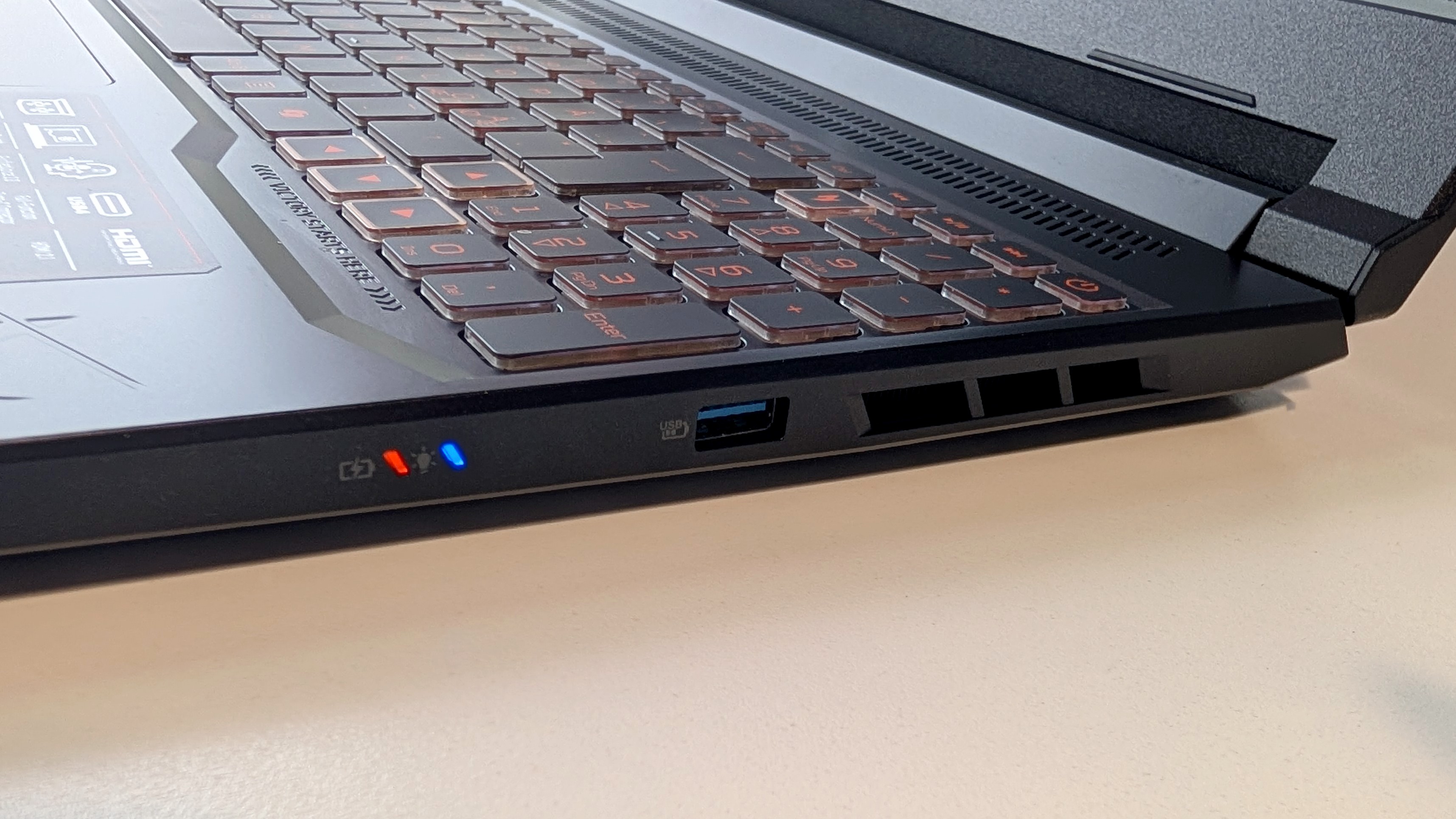 Acer Nitro V16 set fra siden