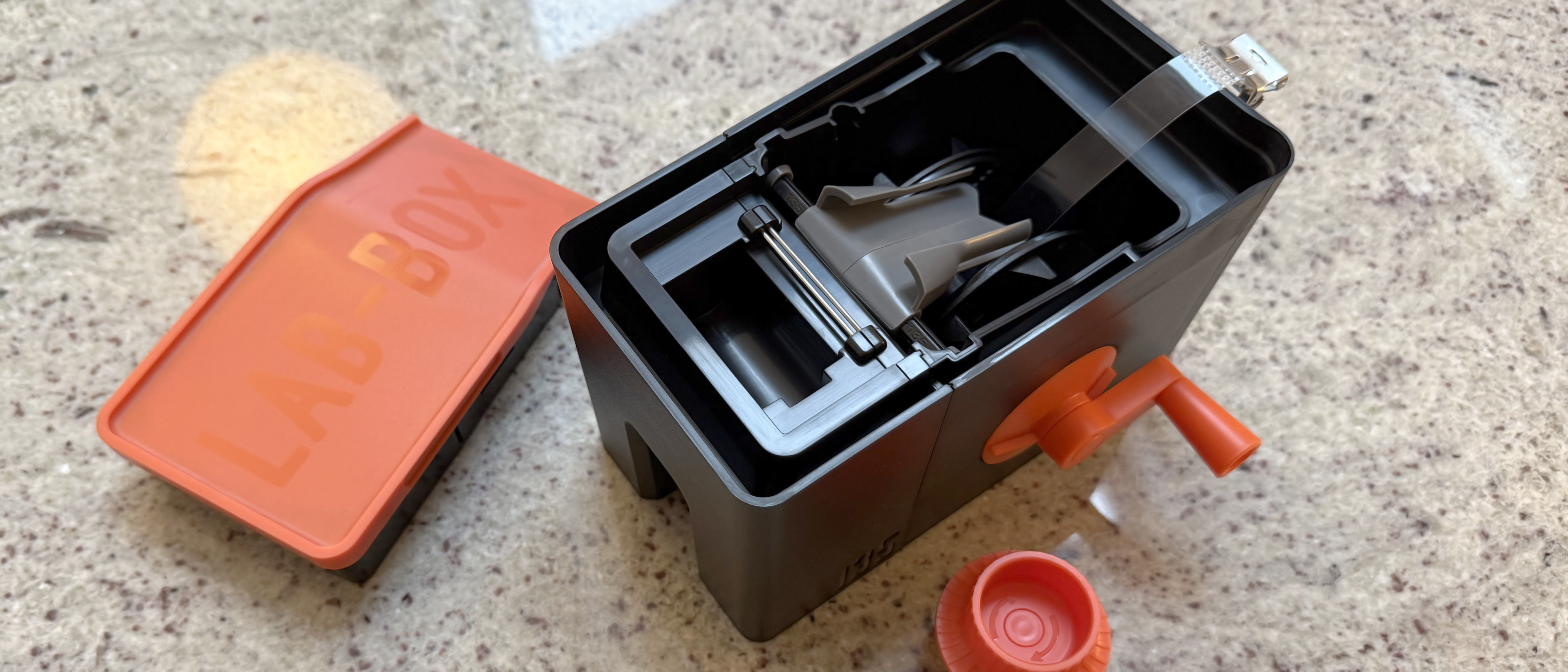 A lab box developing tank