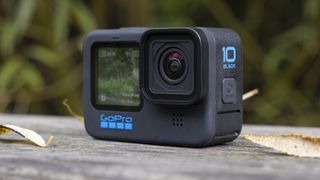 Actionkameraet GoPro Hero 10 Black på en trebenk.