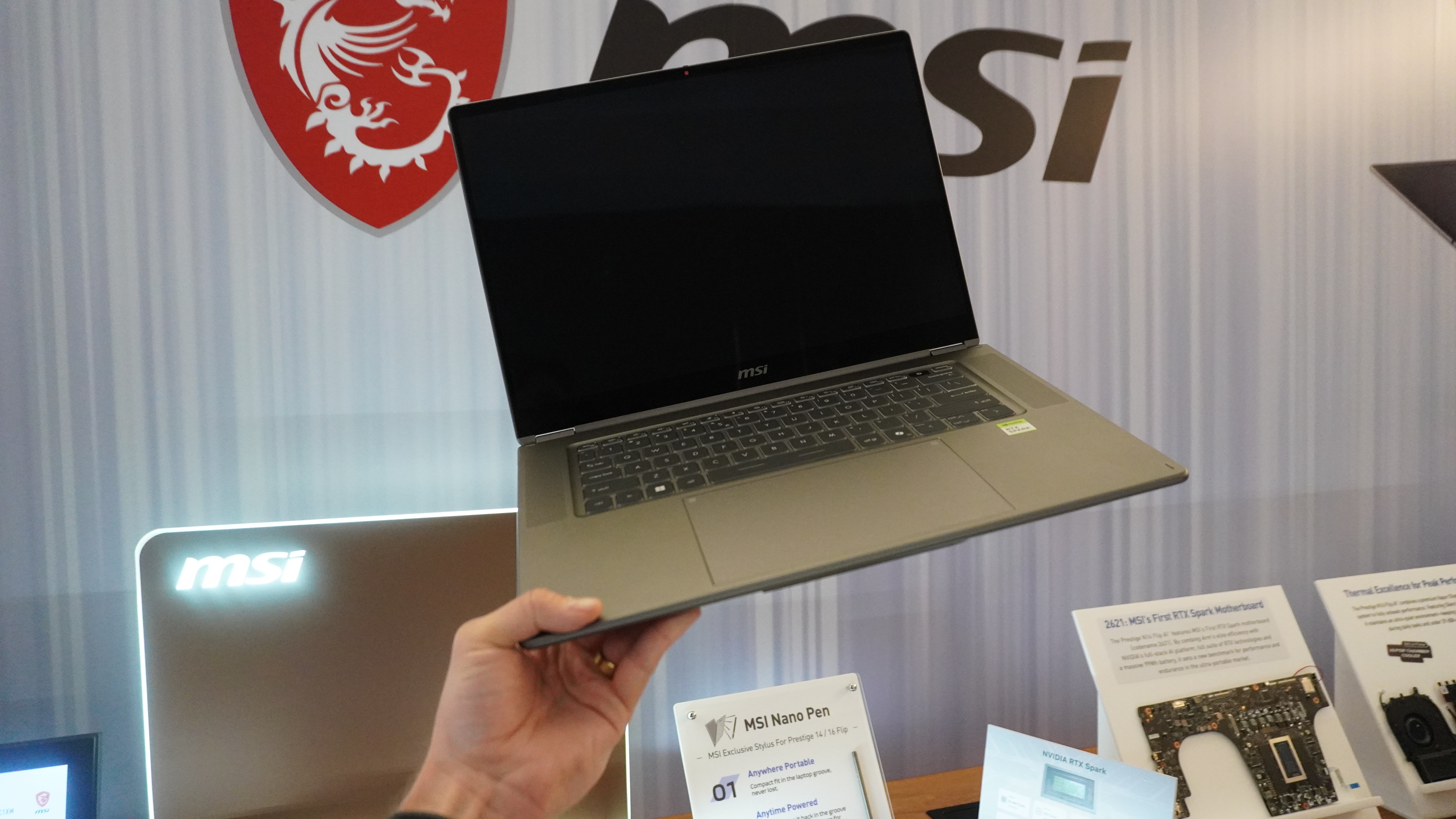 MSI Prestige N16 Flip AI+