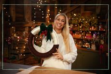 Stacey Solomon holding a Christmas wreath