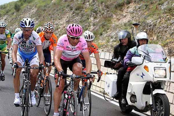 Serguei Gonchar (T-Mobile) found it hard to hold onto the maglia rosa today