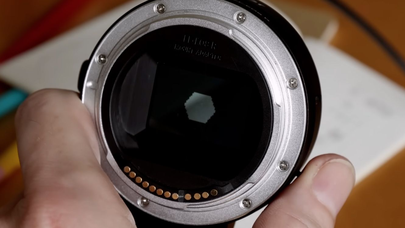 Hacker uses an old phone screen to create strange, programmable bokeh