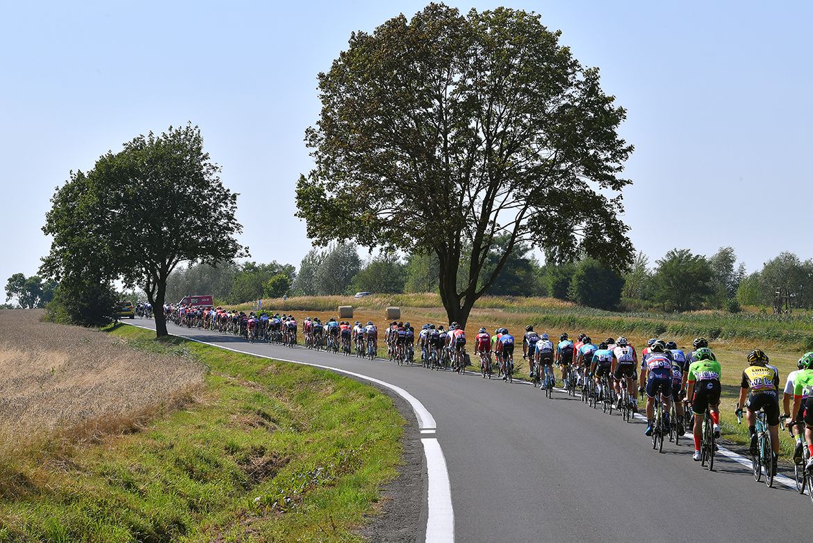 The high pace strings the peloton out