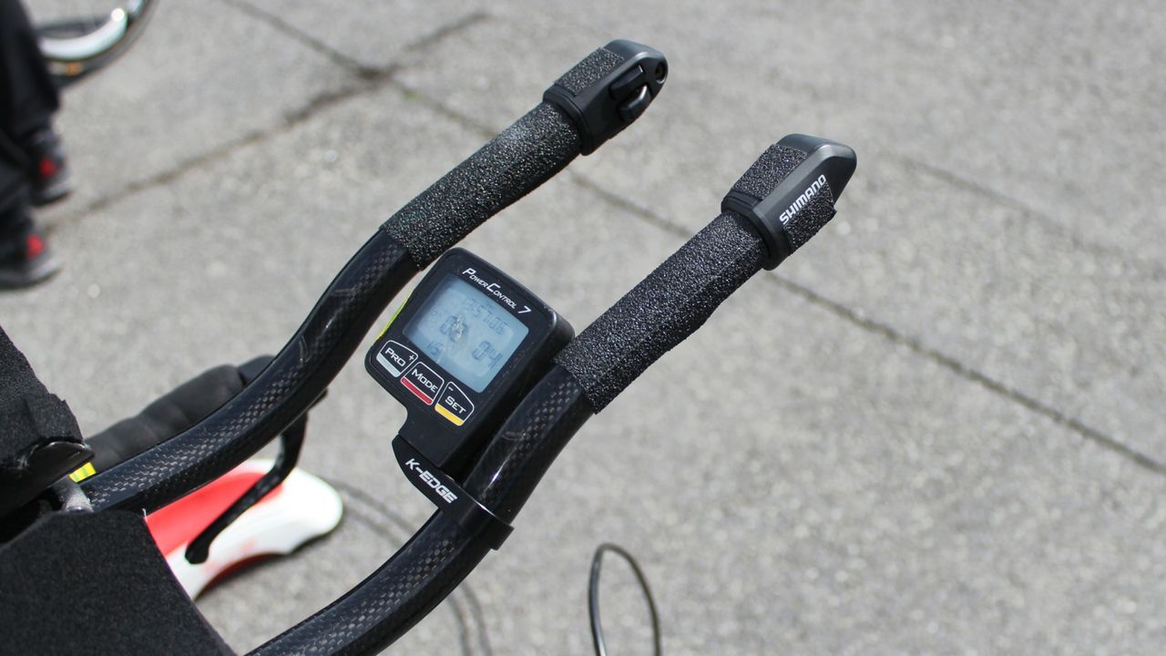 K-Edge provides the SRM Power Control 7 mount while grip tape provides low-bulk traction.