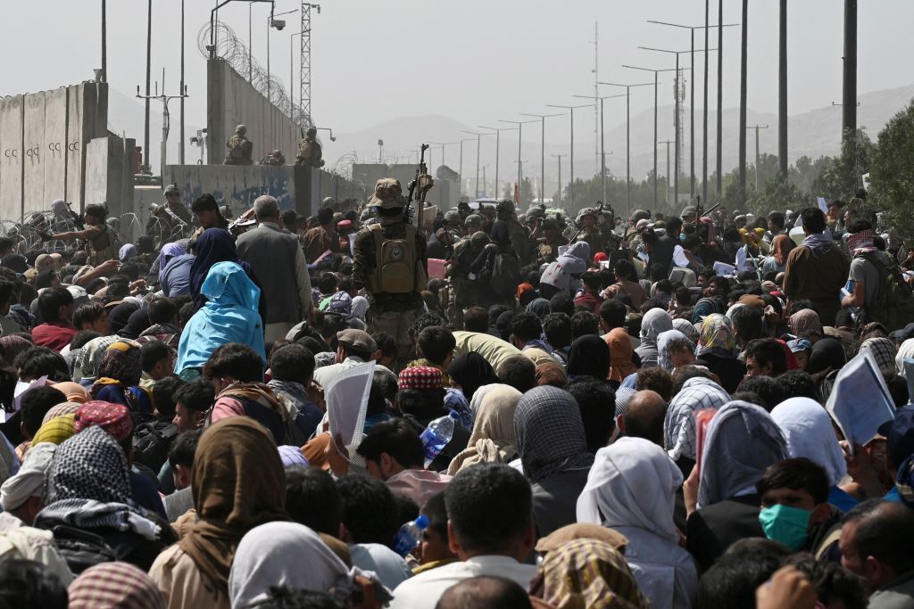 Crowd at Kabul airport.