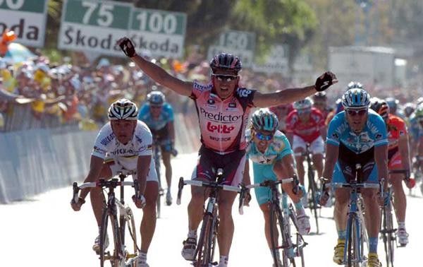 Rockin' Robbie McEwen (Predictor-Lotto) takes the win.