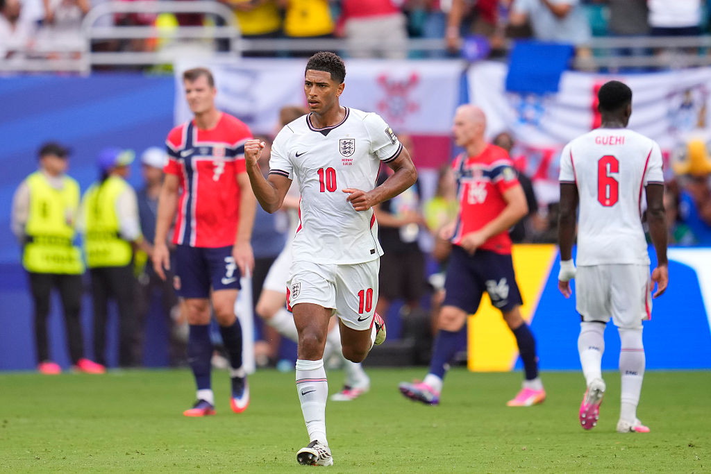 MIAMI GARDENS, FLÓRIDA - 11 DE JULHO: Jude Bellingham, da Inglaterra, comemora depois de marcar o primeiro gol de seu time durante a partida das quartas de final da Copa do Mundo FIFA 2026 entre Noruega e Inglaterra no Miami Stadium em 11 de julho de 2026 em Miami Gardens, Estados Unidos. (Foto de Europa Press Sports/Europa Press via Getty Images)