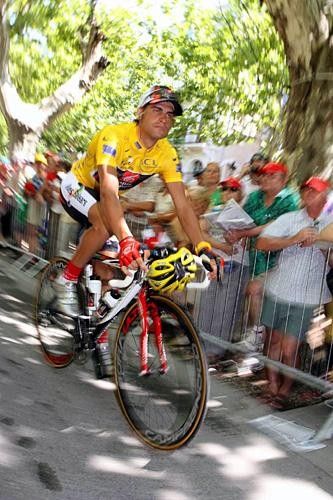 Oscar Pereiro (Caisse d'Epargne) rides to the start