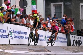 Lucy Kennedy (Mitchelton-Scott) makes a late attack on stage 3 at the Giro Rosa but she was caught at the line by Marianne Vos (CCC-Liv)