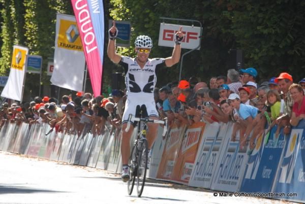 Norway's Thor Hushovd (Cerv&eacute;lo TestTeam) takes a four second victory.