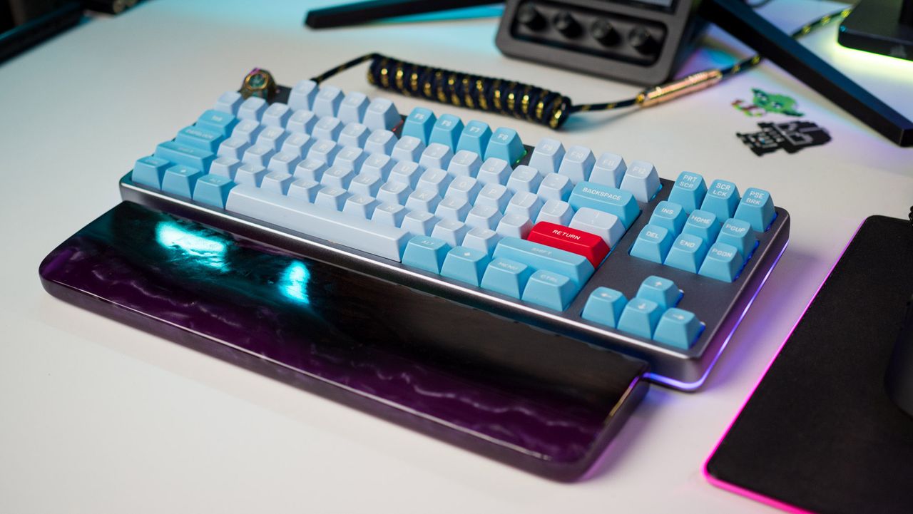 Side view of Drop Americana Keyboard with wrist rest underneath