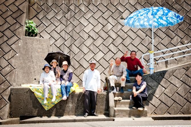 Locals enjoy taking time out to watch the race pass by on Day 3 in Japan